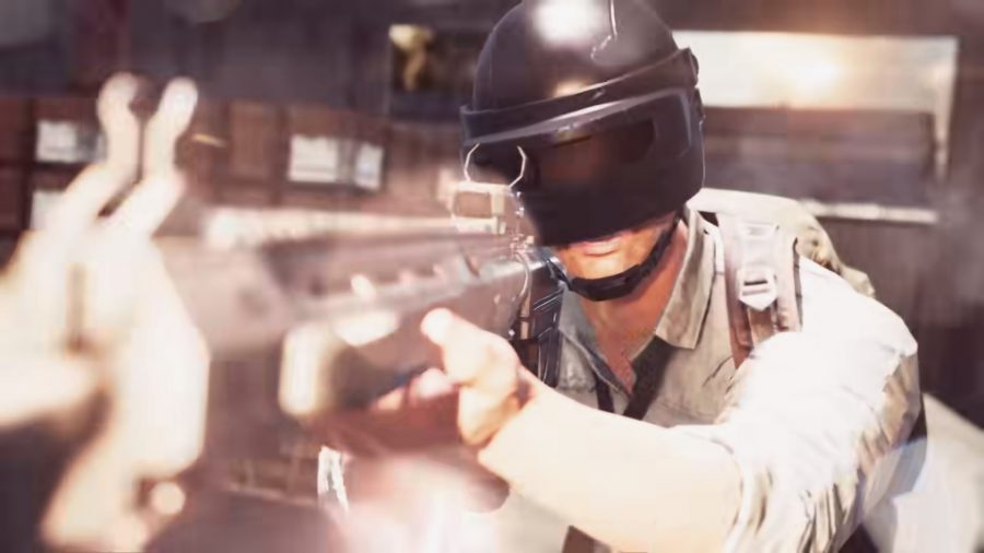 溶接バイザーに似たヘルメットをかぶった兵士が未来の銃の光景を見下ろしている