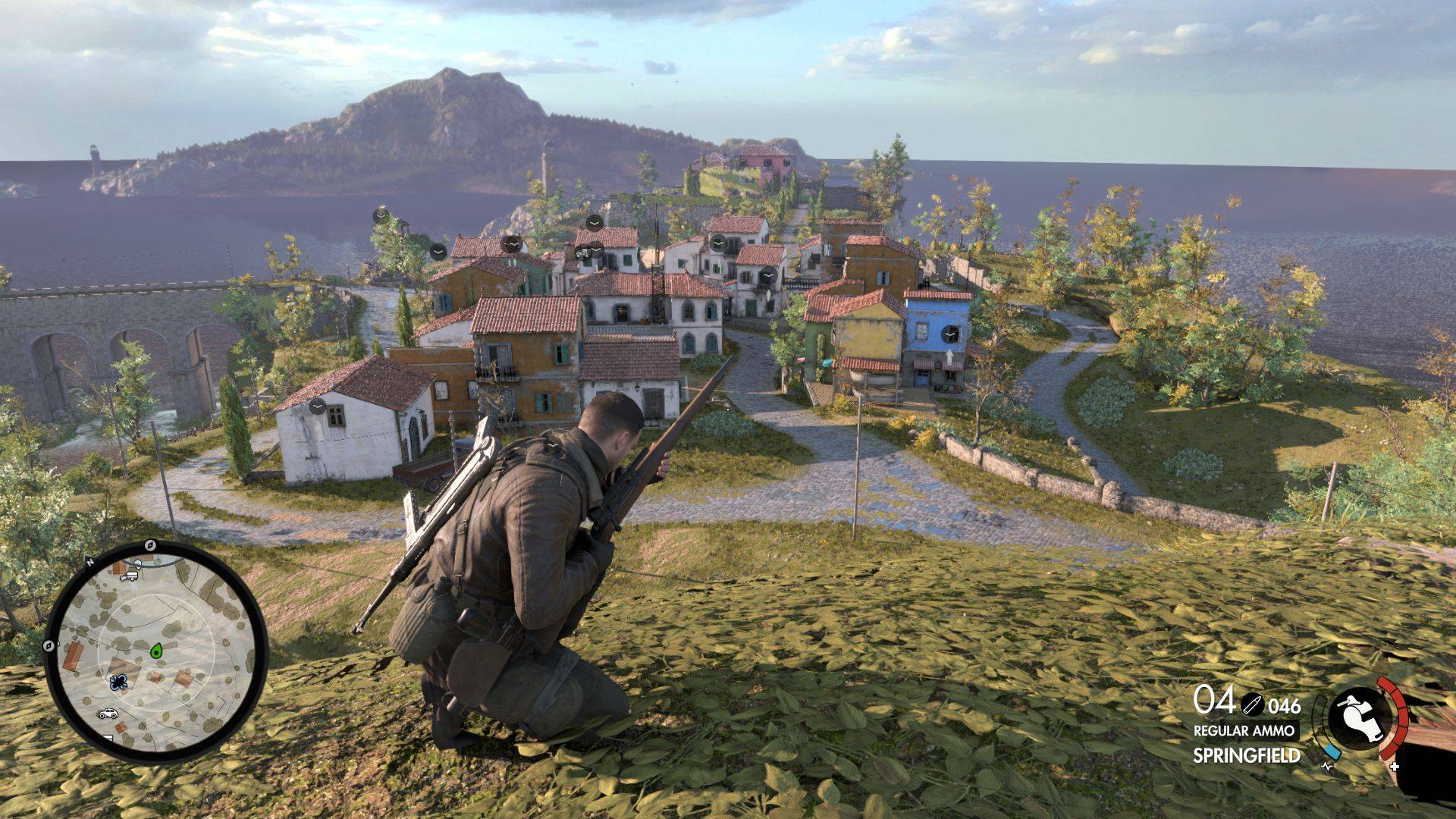 最高のスパイゲーム：兵士が丘の上に立って大きな狙撃銃を準備している