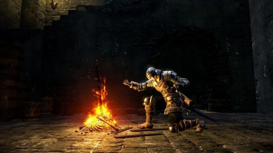 Dark Soulsのキャラクターは、片方の腕を焚き火の上に伸ばしてひざまずきます。