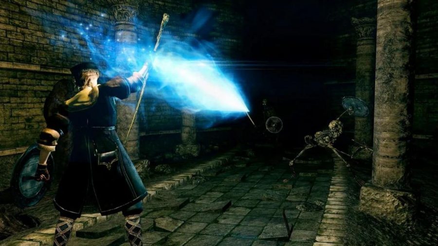 ダークソウルの魔法のキャラクターが石の橋の上の敵に青い光を放ちます。