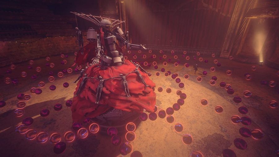 赤い光の球に囲まれた、流れるような赤いドレスを着た背の高い円筒形のロボット。