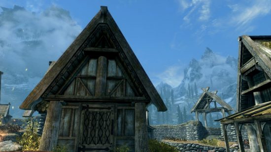 Skyrim の結婚: Skyrim のスクリーンショットで、明るく巨大な青い空を背景に、木製の三角屋根の家。