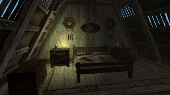 Skyrim の結婚: ベッド、サイドテーブル、壁にさまざまな装飾品が置かれた 1 つのろうそくに照らされた暗い部屋。 すべてが非常に幻想的な中世です。