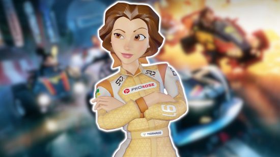 ディズニー スピードストームのキャラクター: シャンパン イエローのレーシング スーツを着た美女と野獣のベルが腕を胸に組んでいます。 彼女は白で概説されており、Disney Speedstorm のぼやけたスクリーンショットに貼り付けられています.