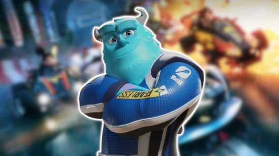 ディズニー スピードストームのキャラクター: ロイヤル ブルーのレーシング スーツを着て胸の上で腕を組んでいる、モンスターズ インクのサリー。 彼は白で輪郭が描かれており、ぼやけた背景に貼り付けられています。