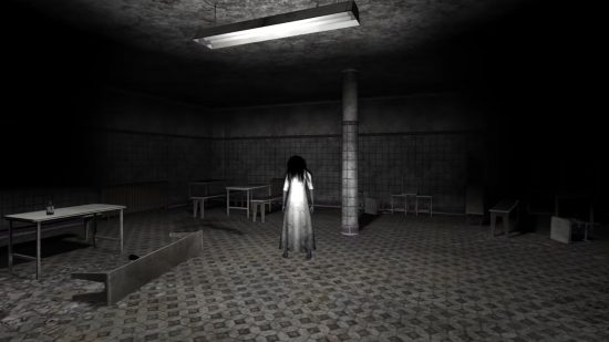 無料のホラー ゲーム - The Ghost のスクリーンショットで、放棄された病院に立っている長髪の幽霊少女を示しています。