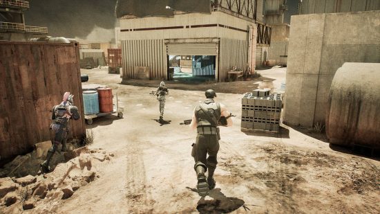 Fortnite Creative 2.0 コード: スクリーンショットは、いくつかの Fortnite キャラクターが兵士の装備で砂のレベルを探索しているところを示しています