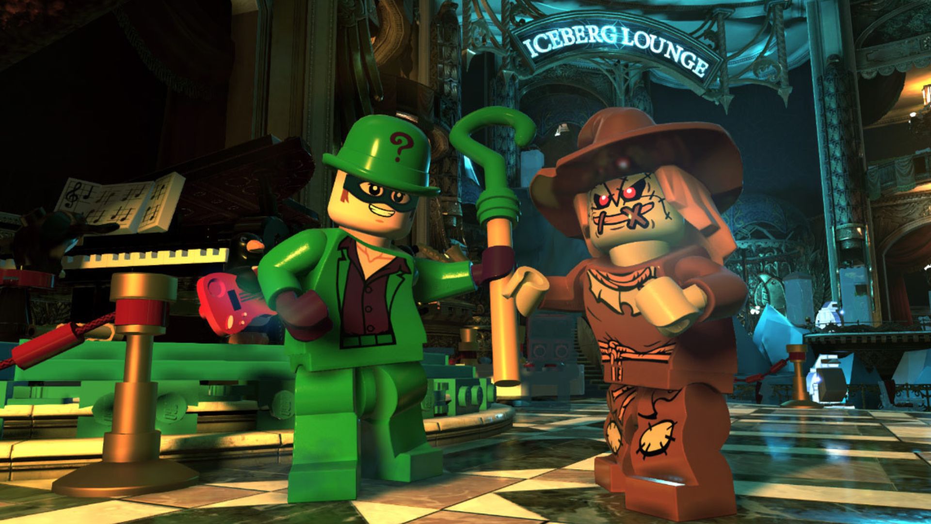 バットマンのゲーム - レゴの形をしたリドラーとスケアクロウ - 緑のスーツを着た男がクエスチョン マークの杖を持ち、帽子にも 1 つ、そしてそれぞれカカシの格好をした男がネオンサインのある寄木細工の床のシーンに立っています。後ろ。