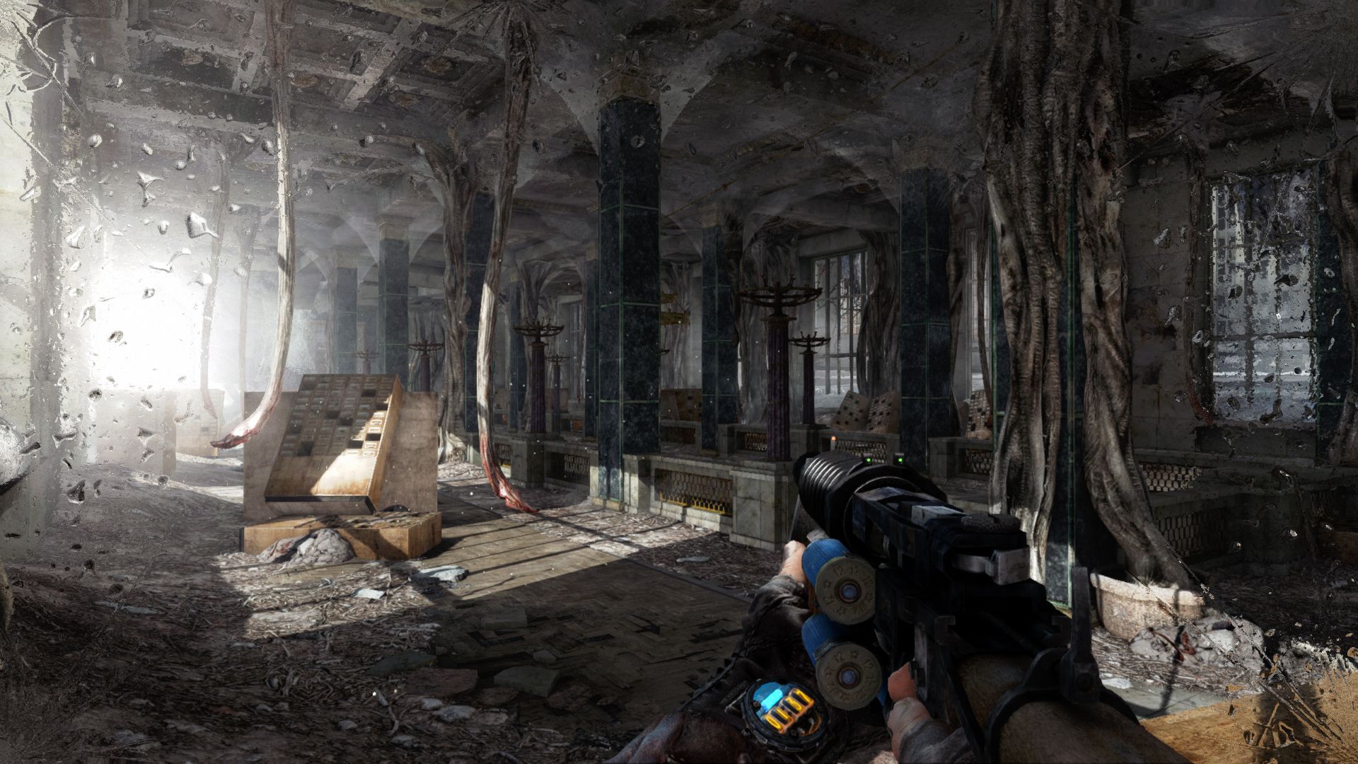FPS ゲーム - 壊れた窓がゴミでいっぱいで、左側から光が漏れている倉庫で、大きなピストルを目の前に持っている人の一人称ショット。