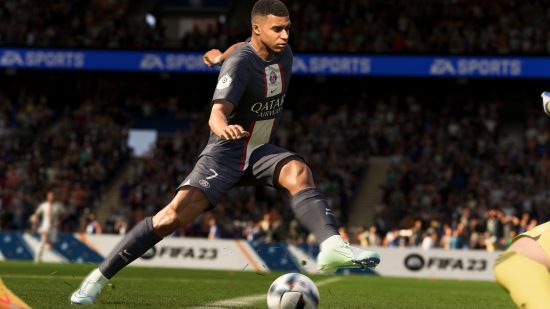 FIFA 23 オンライン: ファン スタンドを背景に芝のサッカー ピッチでドリブルをする PSG キットの Kylian Mbappe。  PSGのキットは紫と白。