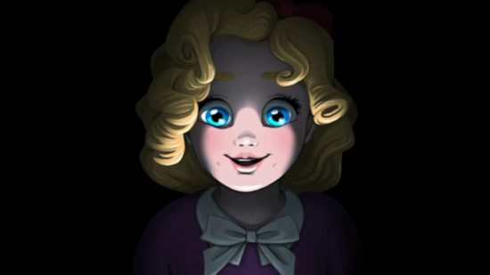 FNAF チカ: 巻き毛のブロンドの髪と下から照らされた青い目をした小さな白人の女の子. 彼女は微笑んでおり、画像の残りの部分は完全に黒です。