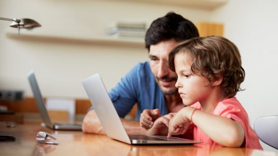Roblox の年齢区分 - ノートパソコンを一緒に見ている父と息子