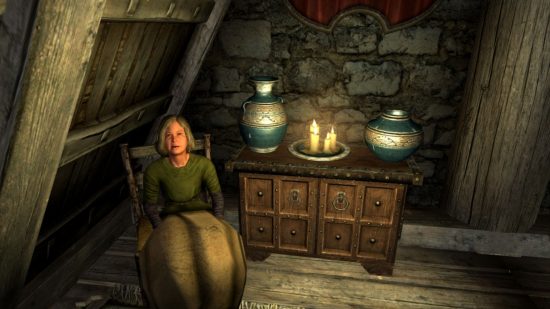 Skyrim の結婚: Skyrim のスクリーンショットで、中世風の古い家で、花瓶とキャンドルを置いて胸の横の椅子に座っている少女.
