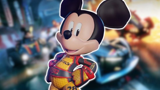 ディズニー スピードストームのキャラクター: 黄色、赤、黒のレーシング スーツを着たミッキー マウス。白で輪郭が描かれ、ディズニー スピードストームのぼやけたスクリーンショットに貼り付けられています。