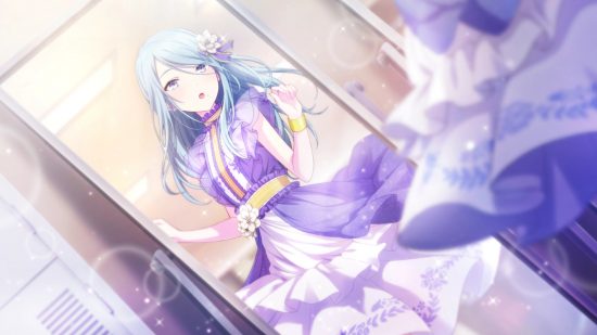 Project Sekai イベント: しずくは、流れるようなディテールの長い紫のドレスを着て、鏡で自分自身を見ています.