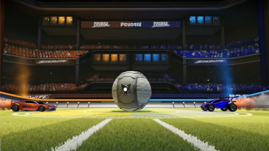 フィールドの反対側にオレンジ色の車と青い車があり、真ん中にボールがあります