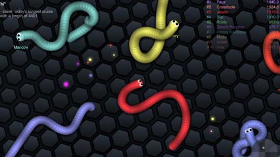 Snake games: Slither.io のスクリーンショットで、黒い背景にさまざまなカラフルなヘビが表示されています。