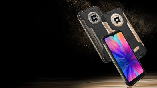 最高の頑丈なスマートフォンの 1 つである Doogee S96 GT は、黒い背景に対して写真の右側に異なる角度から 3 回表示されています。 黒と金で、保護のために余分なメッキが施されています。
