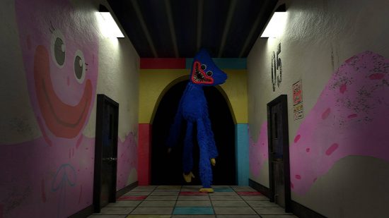 Poppy Playtime ファンアート: Huggy Wuggy が暗い廊下を不気味に歩く