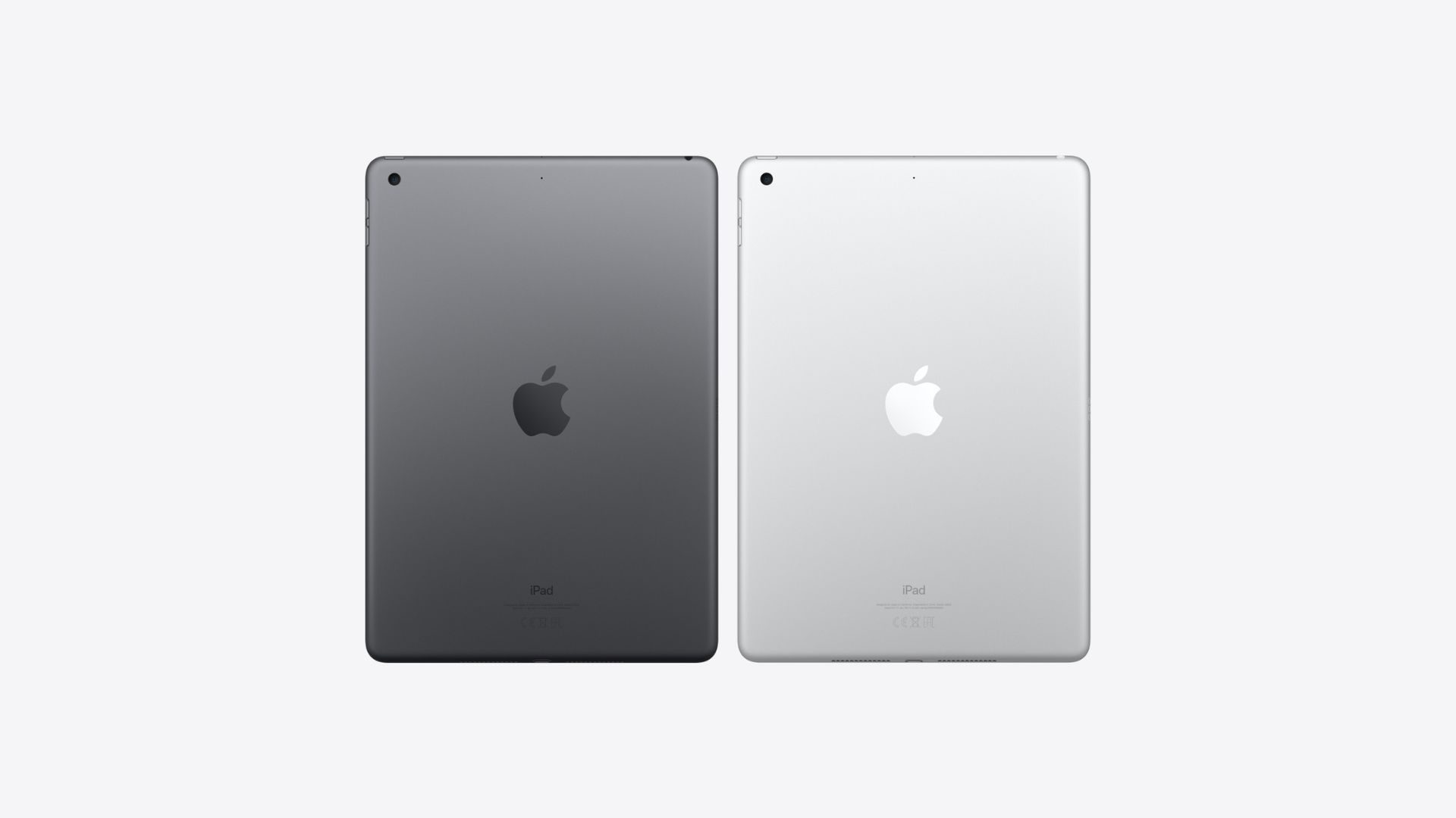 最高の iPad の 1 つである iPad 第 9 世代は、シルバーとブラックの 2 色で表示されます。 背面が見えます。中央に Apple ロゴがあり、左上に小さなカメラ穴があります。
