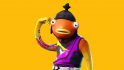 フォートナイト フィッシュスティックは、片方の腕を頭に上げたオレンジ色の魚の人型です。 このバージョンは頭にバンダナを巻いて、紫と黒のトップスを着ています。