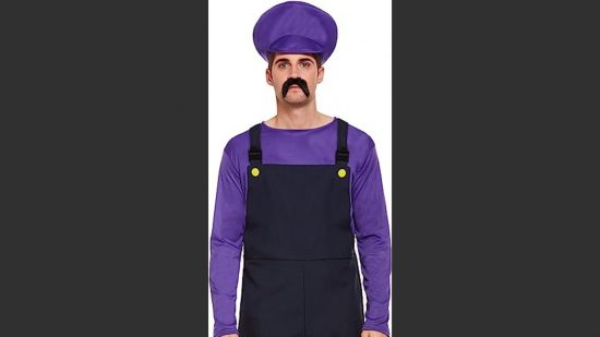マリオとルイージのコスチューム。 紫色のTシャツと帽子、黒いダンガリーを着て、つけ口ひげを生やした男。