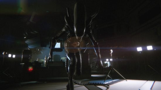 科学ゲーム: Alien: Isolation のスクリーンショット。ゼノモーフがプレイヤーに近づき、プレイヤーの上にそびえ立っている様子が示されています。