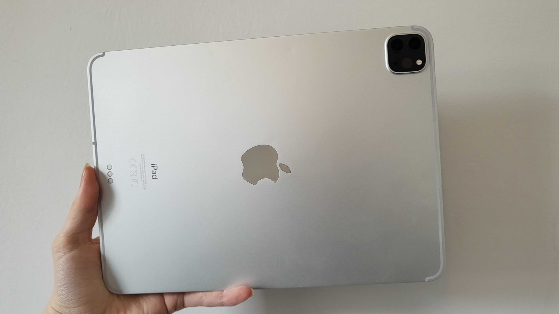 最高の iPad の 1 つである iPad Pro は、銀色で、左下隅に横向きに保持され、銀色の背面、右上に黒いカメラ、中央にリンゴのロゴが表示されています。