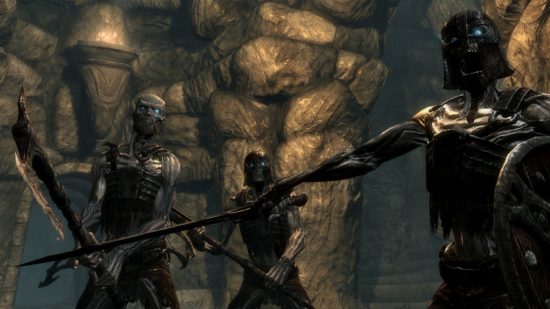 スカイリムのフォロワー：スカイリムのスクリーンショットでは、石だらけのダンジョンで3人のスケルトンがぼろぼろの鎧を着て間に合わせの武器を振り回して立っていた。