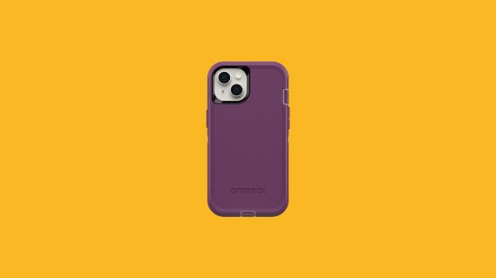 最高の電話ケースの 1 つである Otterbox Defender シリーズは、黄色の背景に長方形の電話を囲む紫色のケースです。