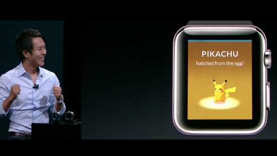 Pokémon Go Apple Watch: Apple Keynote の写真には、Pokemon Go が表示された Apple Watch の隣にプレゼンターが写っています