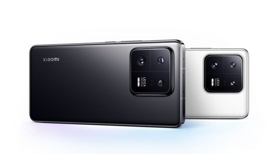 最高の 5G スマートフォンの 1 つである Xiaomi 13 Pro は、横向きに 2 度横たわっています (黒いものと白いものの前に置かれています)。 両方の左上隅に平らなガラスの背面と四角いカメラの突起が見えます。