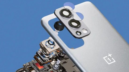最高の 5G 携帯電話の 1 つである OnePlus Nord 2 は、カメラから携帯電話の背面、内部などに至るまで、すべての内部コンポーネントが見えるように伸ばして重ねてあります。