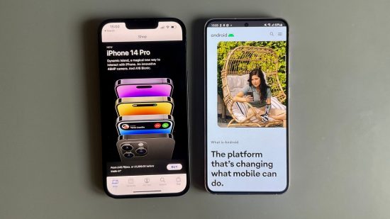 iPhone と Android のヘッダーには、iPhone 14 が黒、Samsung Galaxy S23 がラベンダーで表示されています。 左側には、Apple Store ページにある iPhone があり、Apple iPhone 14 Pro のマーケティング ショットが表示されています。右側には、Samsung が Android Web サイトにあり、女性が電話を使用している様子が表示されています。