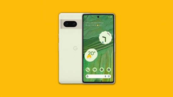 Google Pixel は、黄色の背景に Pixel 7 を携帯します