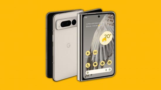 黄色の背景にある Google Pixel スマートフォン Pixel Fold の画像