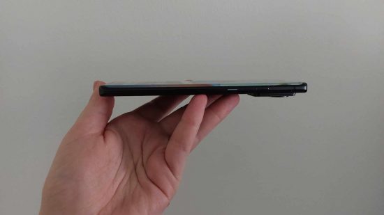 Motorola Edge 30 Ultra レビュー: 薄さを示す携帯電話の側面図