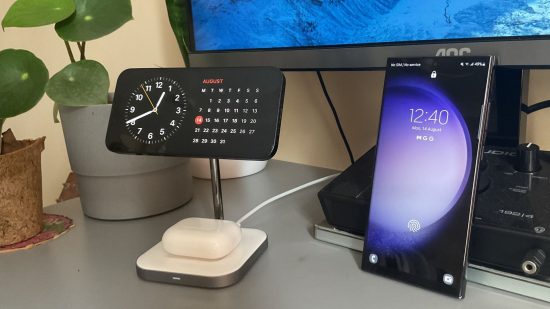 iPhone と Samsung: ゲームにはどちらが優れていますか?  iPhone 13 と Samsung S23 Ultra という 2 台の携帯電話を示すヘッダー画像。 どちらも黒人で、画面が表示されており、iPhone の時計とカレンダーがスタンドの上に横向きで表示され、Samsung は縦向きでロック画面が表示されています。