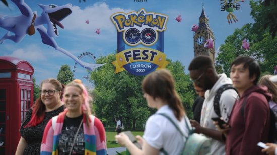 Pokémon Go キム・アダムス インタビュー: Pokémon Go フェストの看板の前で交流するプレイヤーたち