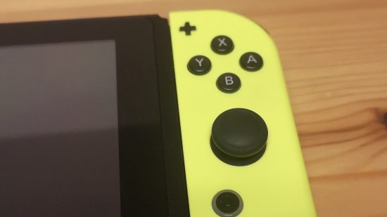 Nintendo Switch 対 Steam デッキ: 画像は Switch Joy-Con のクローズアップを示しています。