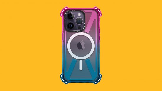 最高の iPhone ケース: ピンクとブルーの Casetify バウンス ケースを、MagSafe リングを備えたダーク パープルの iPhone にマンゴーの背景に貼り付けたもの 