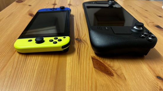 Nintendo Switch 対 Steam デッキ - 画像は 2 台のコンソールを横から見たものです。