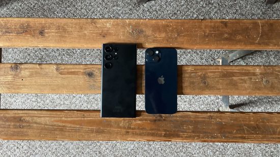 iPhone と Samsung: ゲームにはどちらが優れていますか?  iPhone 13 と Samsung S23 Ultra という 2 台の携帯電話を示すヘッダー画像。 二人とも黒人で、ベンチのスクリーンに背中を向けて横たわっている。