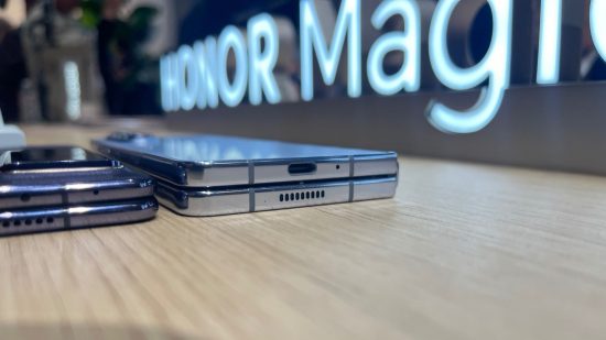 ベスト・オブ・IFA 2023 のヘッダーには、Honor Magic V2 が閉じられ、スマートフォンのロゴが点灯する前にある、より厚い Samsung 製の折りたたみ式携帯電話の隣のテーブルに置かれていることが示されています。