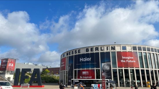 サムスンのベンジャミン・ブラウンのインタビューのヘッダーには、大きな IFA の看板の隣にメッセ ベルリンがある白い円形の建物が示されています。