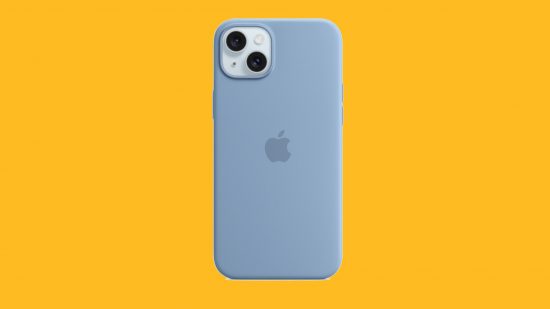 ベスト iPhone 15 Plus ケース: マンゴーの背景に貼られた青い Apple シリコン ケース