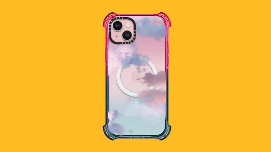 ベスト iPhone 15 Plus ケース: ピンクとブルーのエッジとピンクの iPhone 15 Plus に曇り空のデザインが施された Casetify Bounce ケース、マンゴーの背景に貼り付けられています。