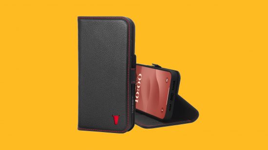 ベスト iPhone 15 Plus ケース: iPhone 15 の黒と赤の Torro レザー ウォレット ケース。閉じた状態で横に開いた状態で、マンゴーの背景に貼り付けられています。