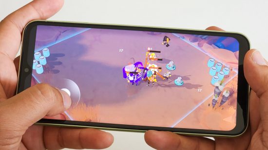 携帯電話のレビュー用に Samsung Galaxy A14 5G でゲームをプレイしている画像