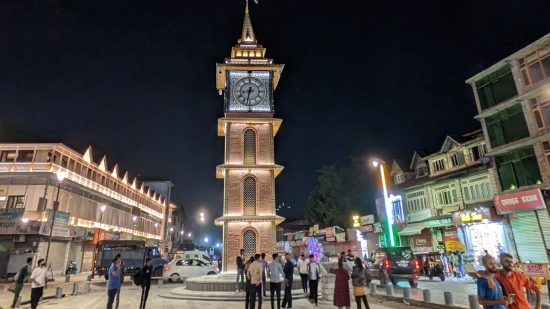 携帯電話のレビューのために Google Pixel 7a で撮影した、夜の塔と下の人々の写真